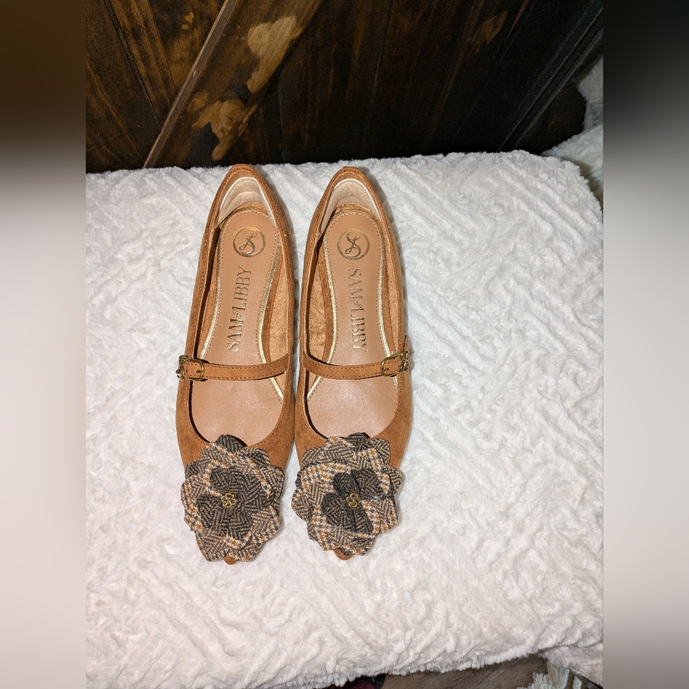 Adorable Sam & Libby Mary Jane Pointed Toe Loafer With Plaid Flower Detail. S 7